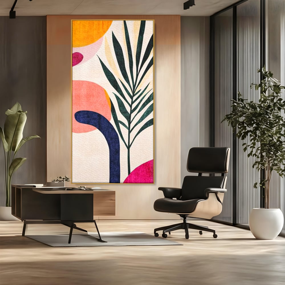 Tablou canvas cu ilustratie abstracta cu frunze de palmier, in rama de aluminiu auriu, pe perete intr-un birou